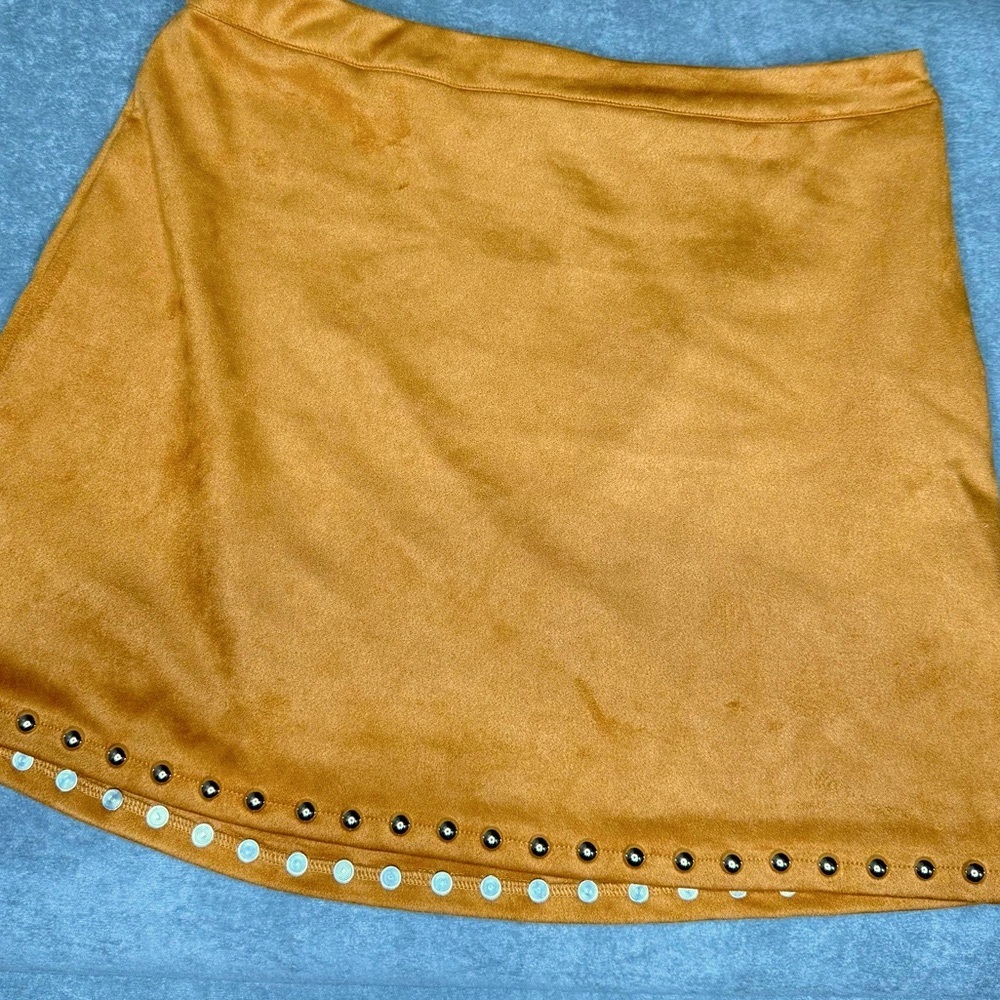 NWOT Moon River Faux Suede Studded Mini Skirt in Tan, size L